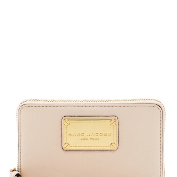 Marc Jacobs Handbags - Marc Jacobs Classic Zip leather phone wallet $150